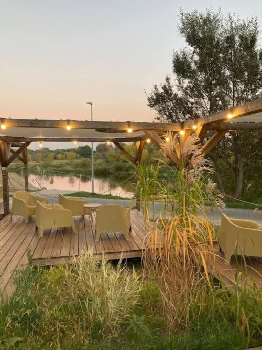 Riverfront Cabins In The Garden Poznan Exterior photo